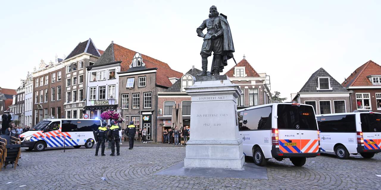 Onrustig einde demonstraties Hoorn, plein met standbeeld J.P. Coen ontruimd