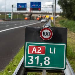 A2 dicht in richting Den Bosch door containers op weg na ongeluk vrachwagen.