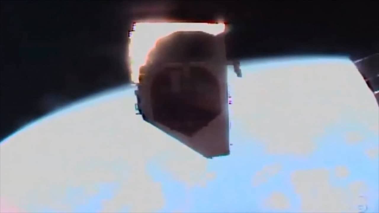 Astronaut koppelt onderdeel los bij reparatie aan ISS
