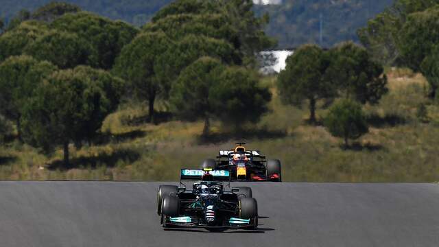Valtteri Bottas met achter zich Max Verstappen.