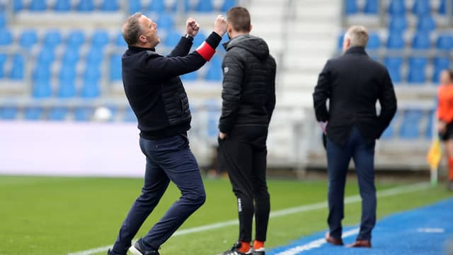 Vreugde bij John van den Brom tijdens de wedstrijd van KRC Genk tegen STVV.