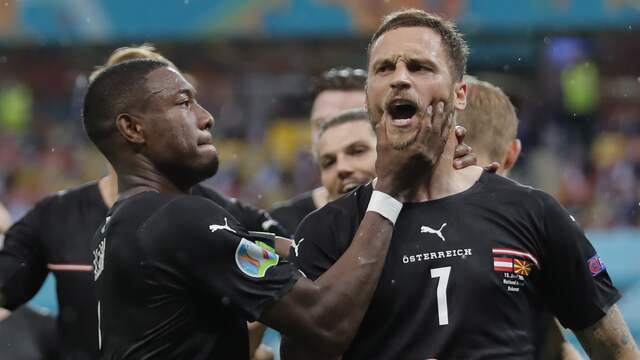 De Oostenrijkse aanvoerder David Alaba moest Marko Arnautovic in bedwang houden na zijn doelpunt.