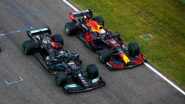 De wagens van Lewis Hamilton en Max Verstappen tijdens de Grand Prix van Emilia-Romagna.