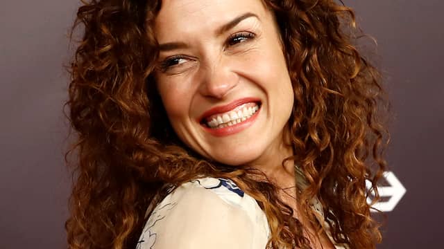Katja Schuurman kiest voor trouwjurk met hoge split | NU ...