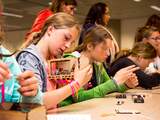 AMSTERDAM - Meiden bouwen een eigen laser tijdens Girlsday op het hoofdkantoor van IBM. Op deze dag openen bedrijven hun deuren om jonge meisjes kennis te laten maken met betawetenschappen, techniek en ICT. Een recordaantal bedrijven en meisjes doet mee dit jaar. ANP REMKO DE WAAL