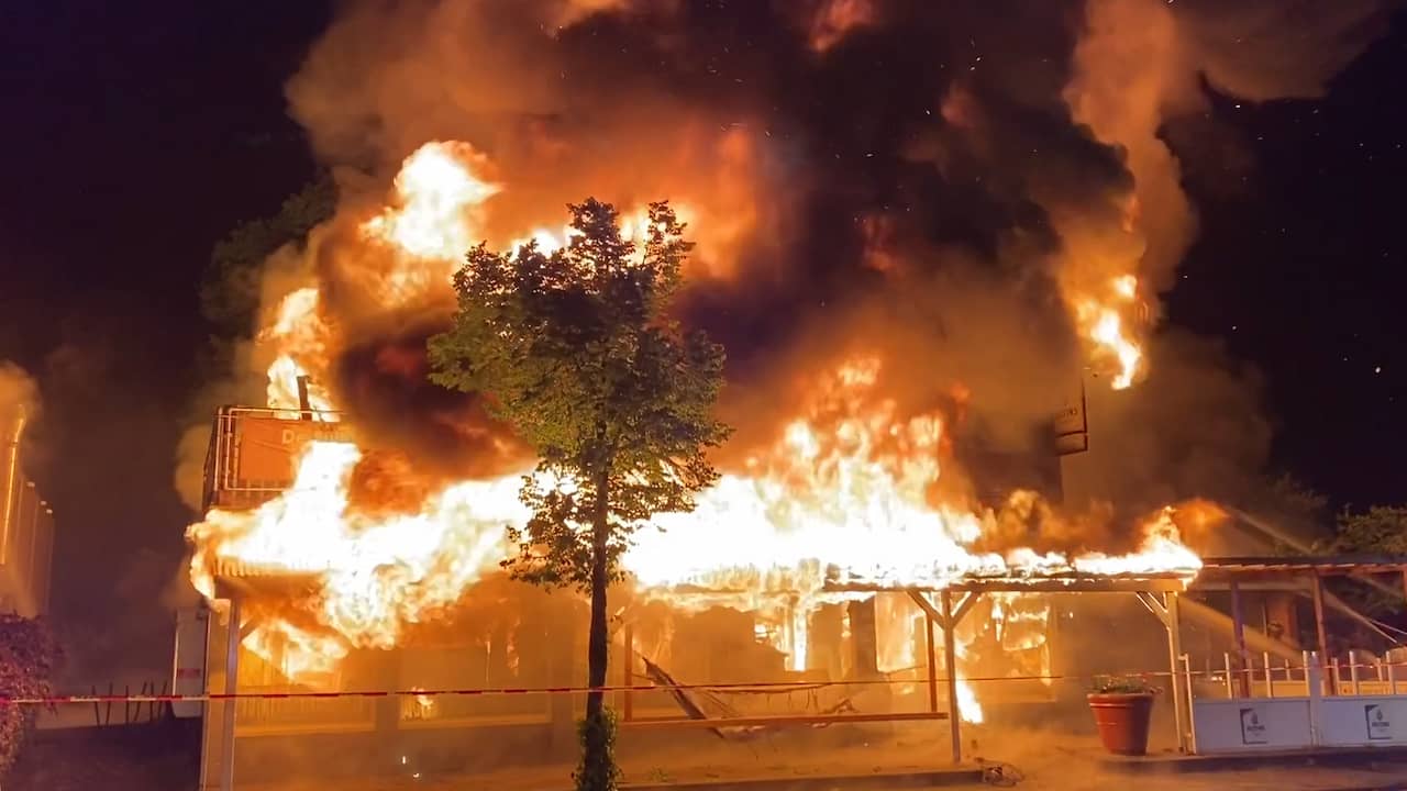 Beeld uit video: Grote brand verwoest Turks restaurant in Gronings dorp