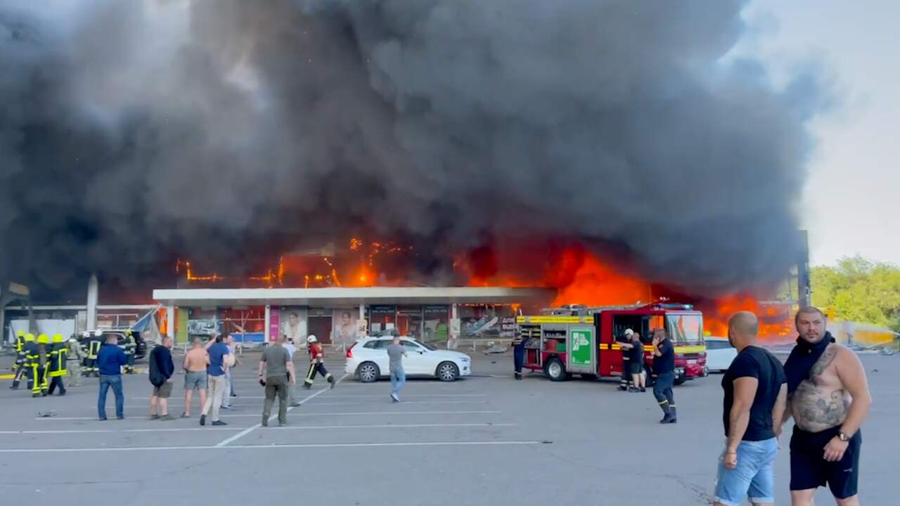 Beeld uit video: Vlammen slaan uit Oekraïens winkelcentrum na raketaanval