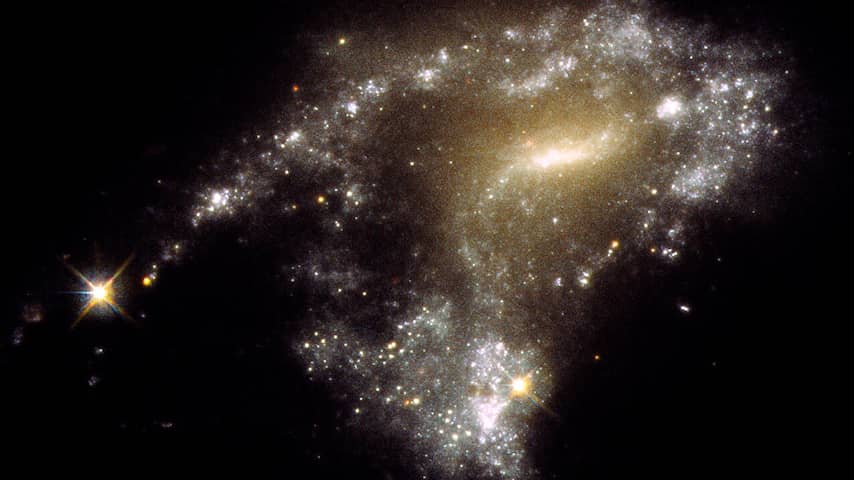 Hubble-telescoop vindt clusters van sterren die samen een 'parelketting' vormen