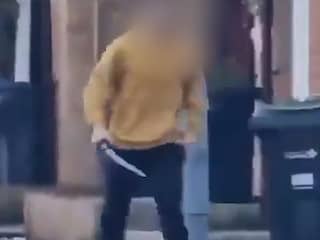 Omstander filmt man met zwaard na steekpartij in Londen