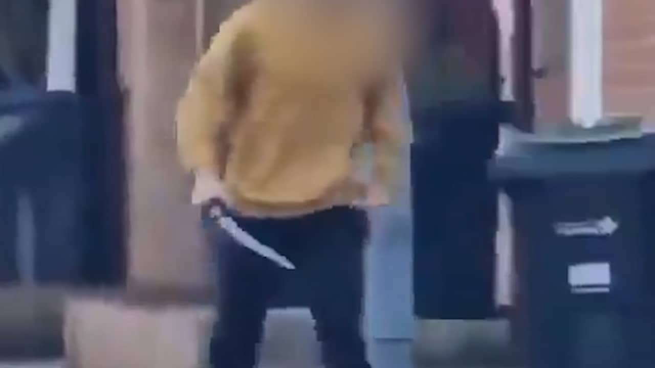 Beeld uit video: Omstander filmt man met zwaard na steekpartij in Londen