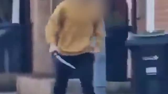 Omstander filmt man met zwaard na steekpartij in Londen