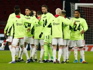 Spelers Ajax betuigen voor duel met PSV steun aan geschorste Onana