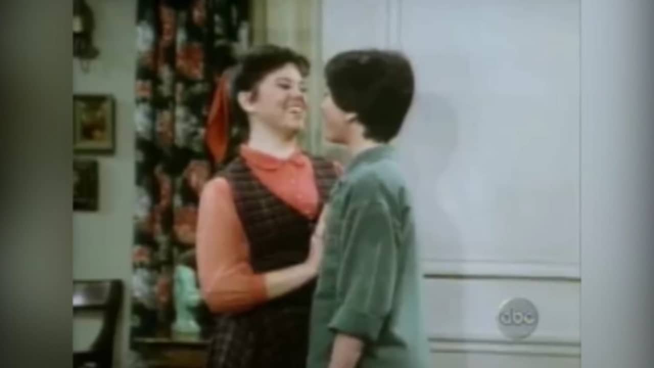 Beeld uit video: Erin Moran als Joanie Cunningham in de serie Happy Days
