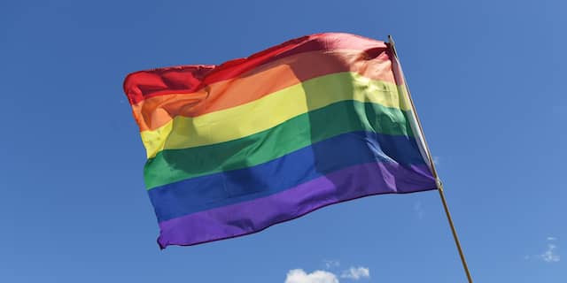 Regenboogbankje opnieuw beklad in Breda: nachtwacht en voorzorgsmaatregelen laten geen indruk achter