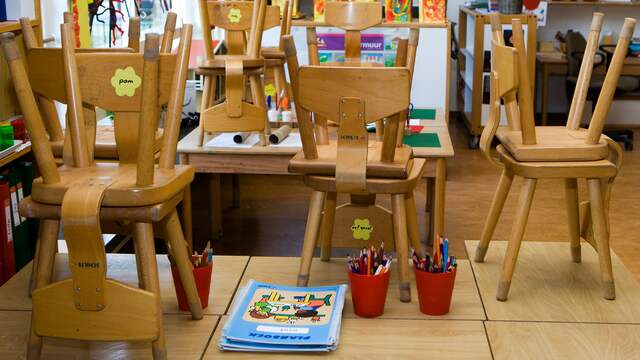 Scholen krijgen extra geld, omdat leerlingen achterlopen. Dat komt doordat ze tijdens de lockdown minder goed les kregen.