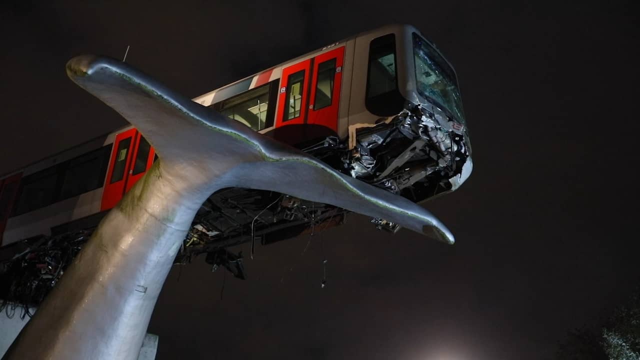 Beeld uit video: Metro in Spijkenisse schiet van baan en belandt op kunstwerk