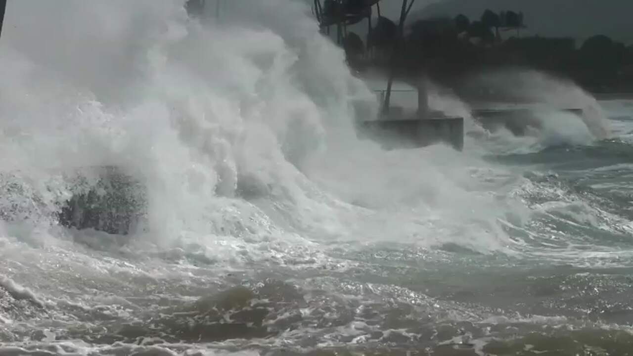 Beeld uit video: Winterstorm leidt tot extreme golven en sneeuw op Hawaï