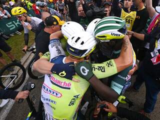 Live Tour | Reacties na nieuwe sprintzege Girmay in regenachtige finale