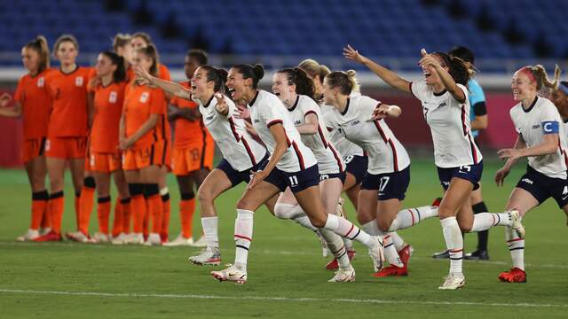 De VS juicht na de laatste strafschop van Megan Rapinoe.