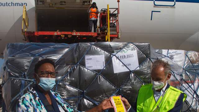 Minister van Gezondheid, Milieu en Natuur Zita Jesus-Leito ontvangt de eerste lading Pfizer-vaccins in Willemstad, de hoofdstad van Curaçao.