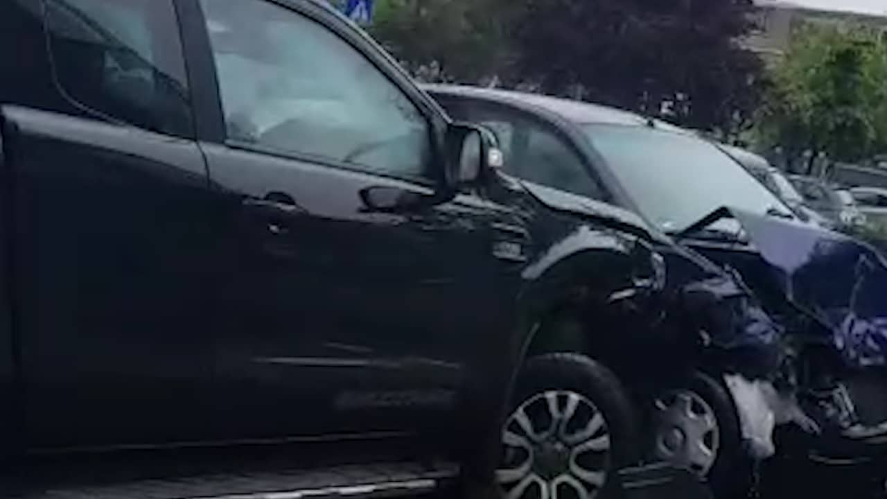 Beeld uit video: Man in pick-uptruck ramt meerdere auto's in Rotterdam
