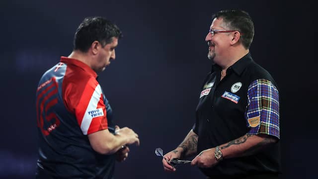 Gary Anderson moest soms lachen om zijn tegenstander Mensur Suljovic.