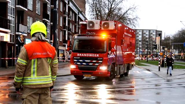 Dak portiekflat dreigt eraf te waaien in Rotterdam