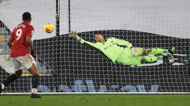 Fulham-keeper Aréola komt niet bij het schot van Pogba.