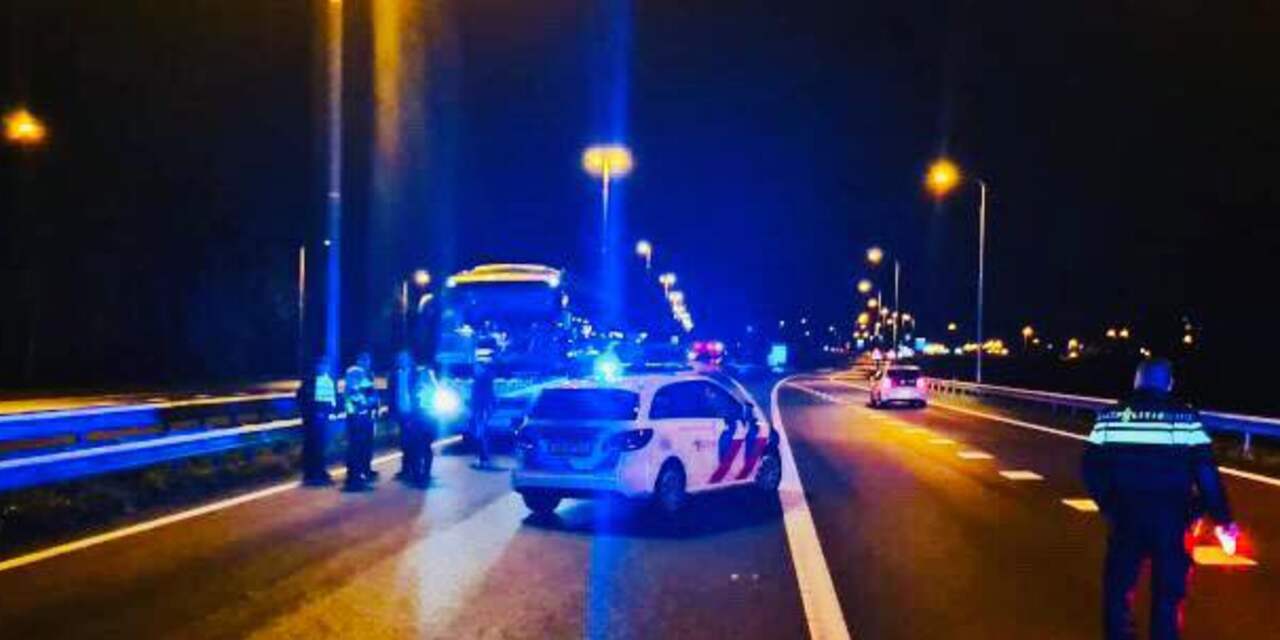 Politie haalt spookrijdende touringcar met tientallen passagiers van snelweg