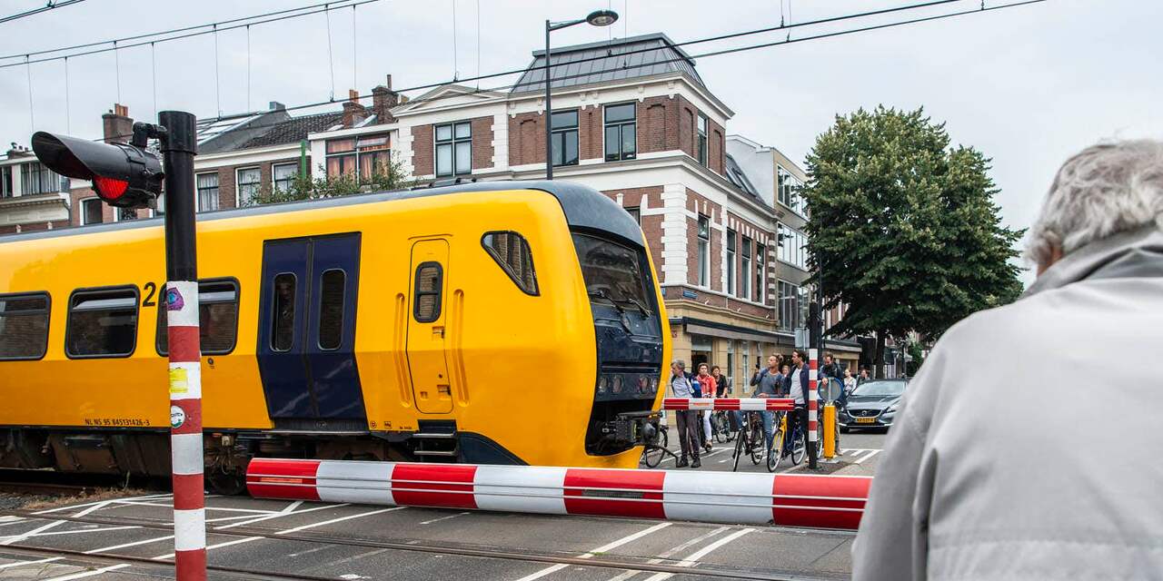 Dieseltrein 'Buffel' rijdt laatste rit naar Spoorwegmuseum in Utrecht