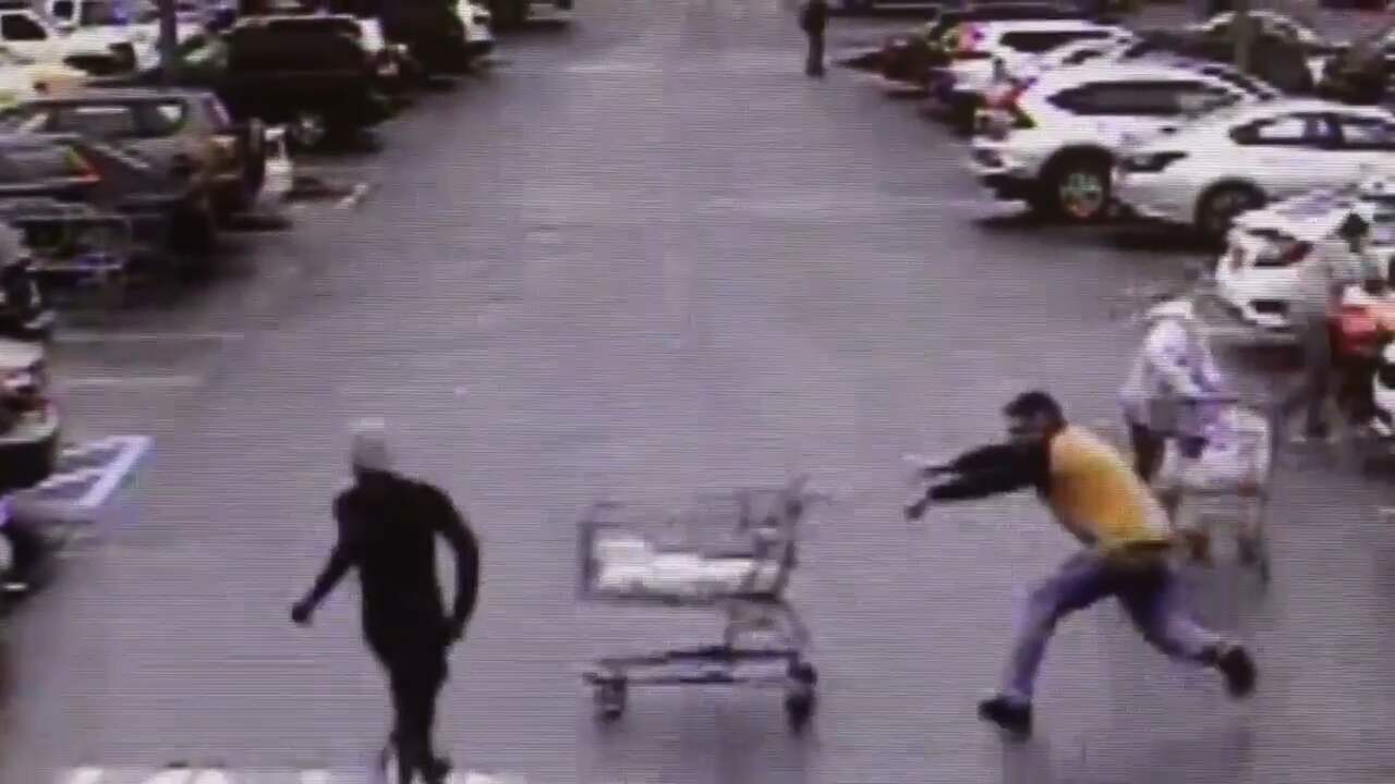 Omstanders duwen winkelwagen voor vluchtende dief