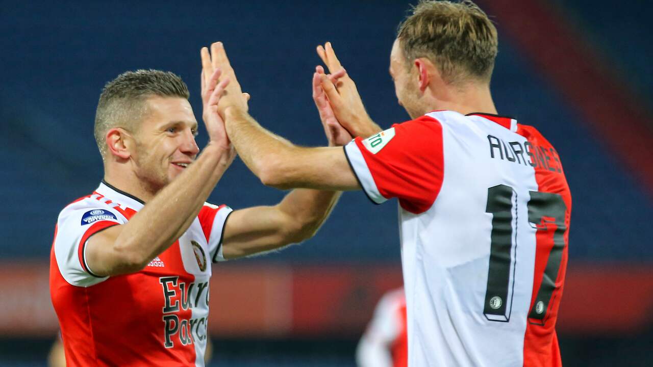 Bryan Linssen bedankt aangever Frederik Aursnes na de 3-0 voor Feyenoord.