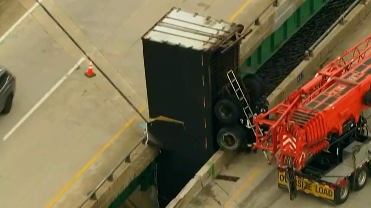 Beeld uit video: Truck hangt op z'n kop tussen bruggen VS