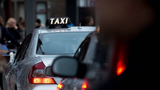 Taxi in beslag genomen na aanrijding op Schiphol. Taxi in beslag genomen na aanrijding op Schiphol.