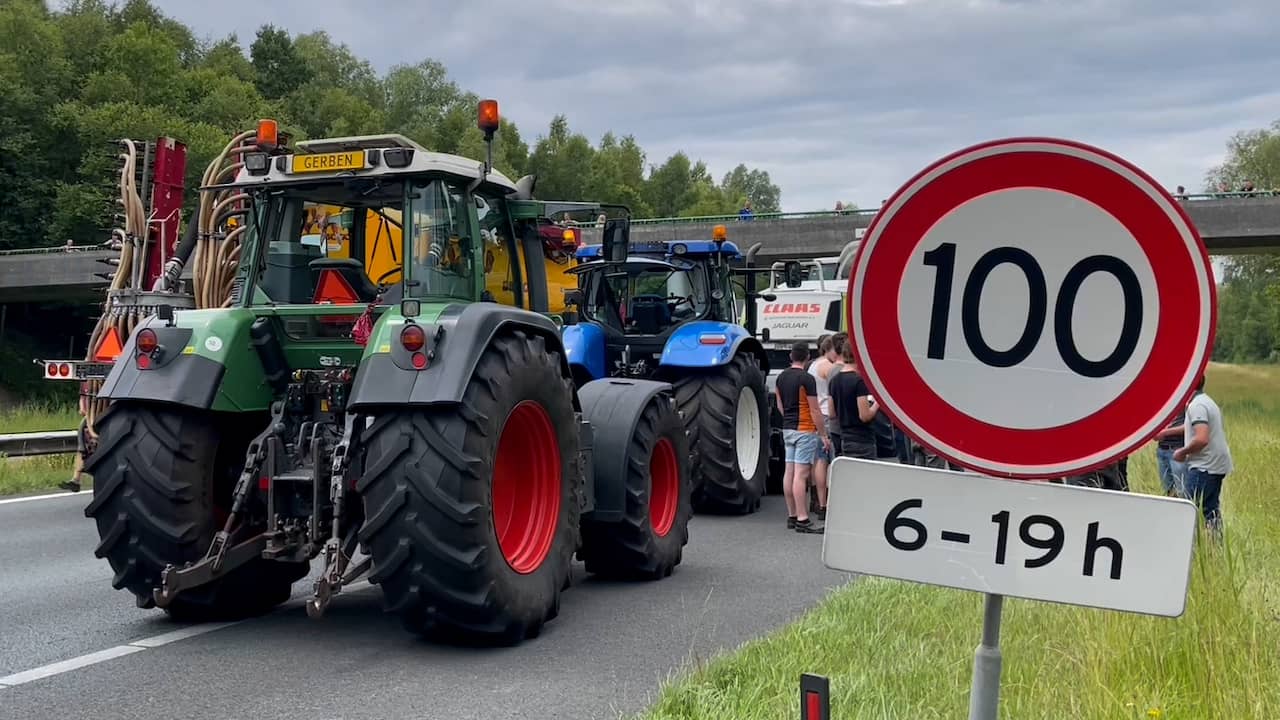 Beeld uit video: Boeren rijden met tractoren A1 op voor nieuwe blokkade