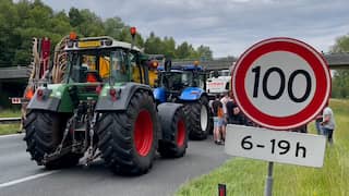 Boeren rijden met tractoren A1 op voor nieuwe blokkade