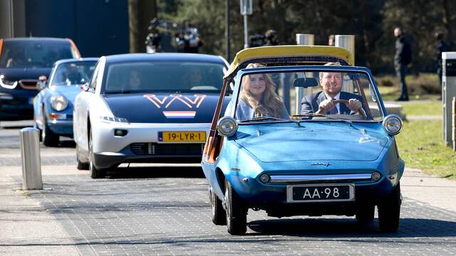 De koning en zijn gezin arriveerden rond 11.00 uur op de campus in een karavaan van oude en nieuwe auto's. De koning reed met Amalia voorop in een oude DAF die de koninklijke familie jarenlang gebruikte tijdens vakanties in Italië.