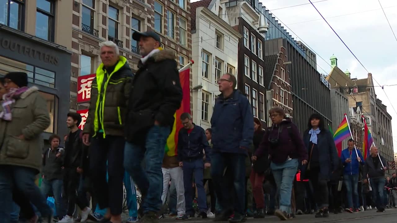 Beeld uit video: Tweeduizend mensen in Amsterdam hand in hand tegen homogeweld