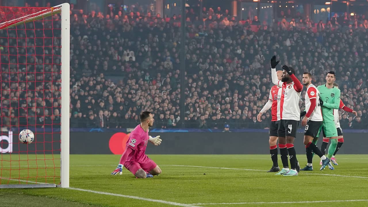 Beeld uit video: Geertruida maakt eigen goal door misverstand in verdediging Feyenoord