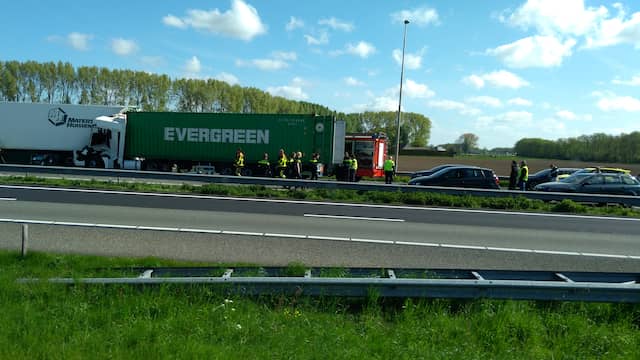 Snelweg A12 naar Arnhem afgesloten na ongeval. Snelweg A12 naar Arnhem afgesloten na ongeval.
