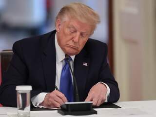 Trump tekent iets