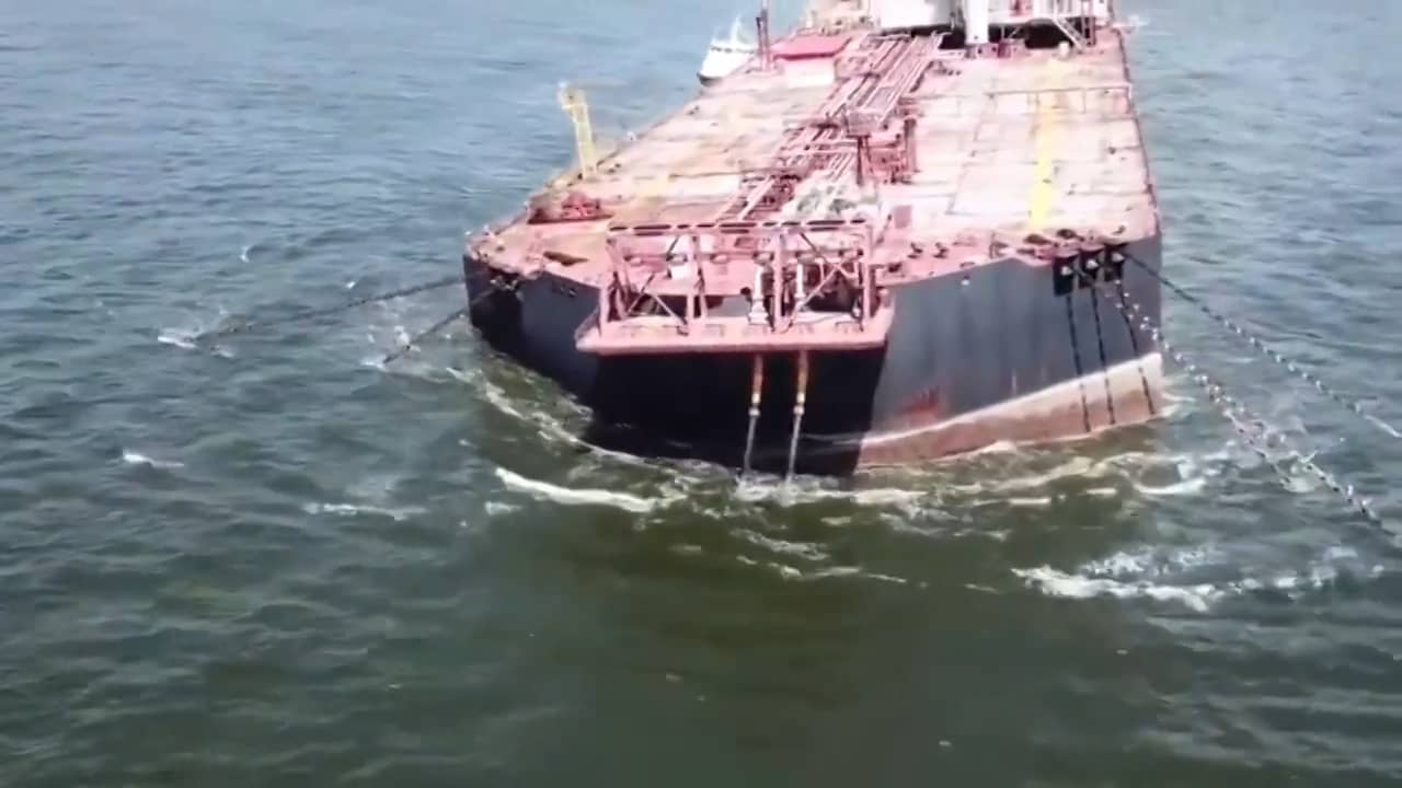 Beeld uit video: Venezolaanse olietanker dreigt te zinken vlak bij Nederlandse Antillen