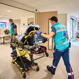 Ziekenhuizen gaan patiënten opgenomen mét en dóór corona apart bijhouden