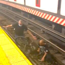 Video | Man trekt invalide persoon van metrospoor in New York