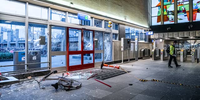 Vrijwilligers helpen schoonmakers na rellen in Eindhoven ...