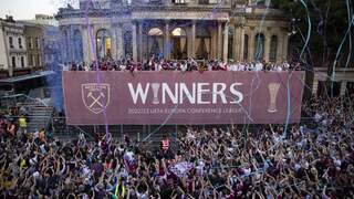 Conference League-winnaar West Ham viert feest in Londen