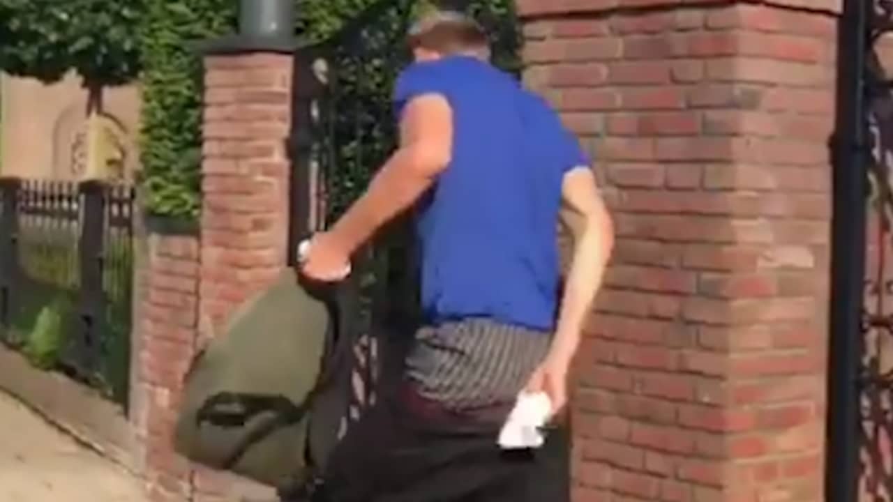Beeld uit video: Student betrapt op poepen voor huis Jan Smit tijdens ontgroening
