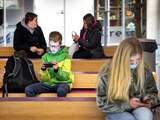 Kinderen op school met telefoons