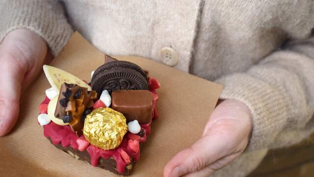 Een versierd browniehart van Dudok Patisserie.