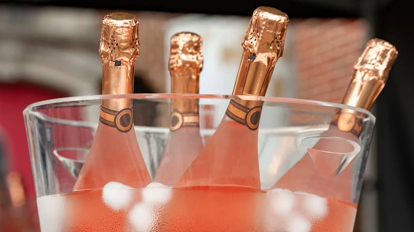 Veel horecazaken zullen bubbelende rosé op de kaart zetten deze zomer.